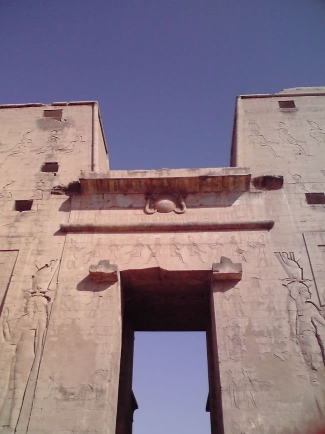 搭門を見上げると、太陽と蛇のモチーフ。