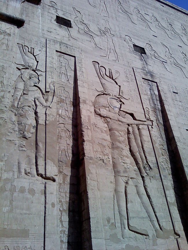 キレイなホルス（はやぶさ）神のレリーフ。