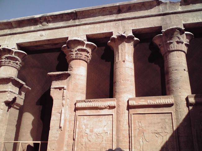 中庭の柱もパピルスをあらわしています。