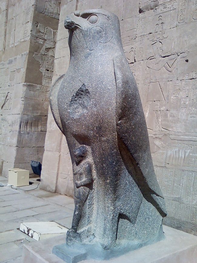 第1の塔門に建つホルス神像は大きくて、<br />保存状態もかなりよいです。<br /><br />私このホルスかなり気に入っちゃいました♪<br />