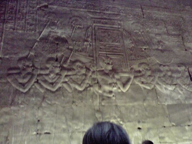 聖なる船を担ぐレリーフ。<br />ライトアップされていて見やすい。