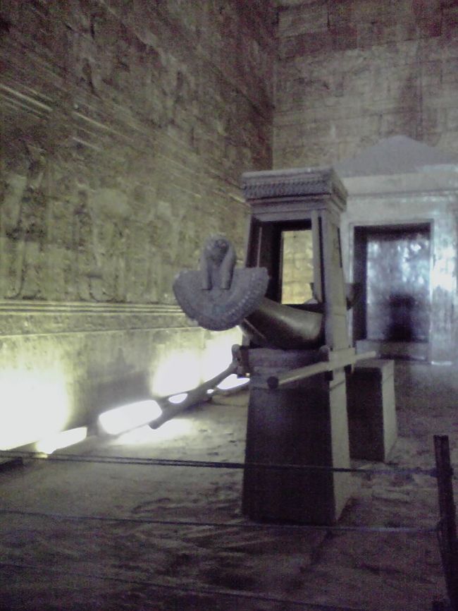 これが、至聖所に置かれた聖なる船。<br />中には入れないようになってます。