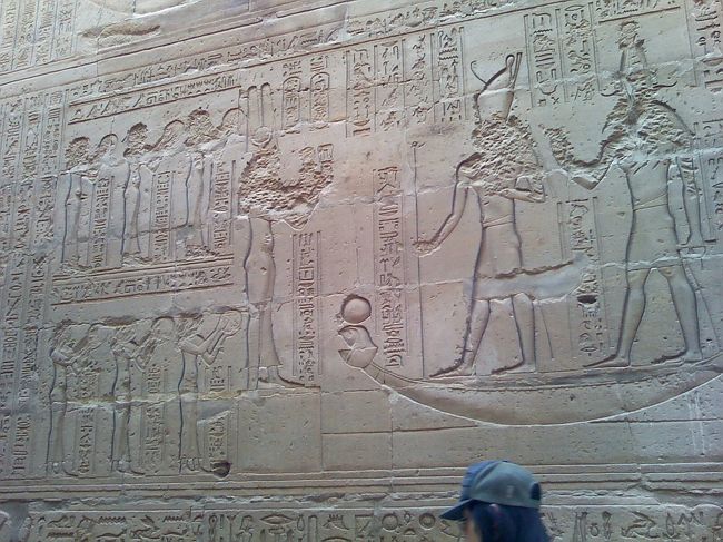 タンバリンなどをシャンシャンと鳴らして、<br />船から帰ってきたところをお迎えしているレリーフ。<br />無事退治できておめでとう！ってことかな。