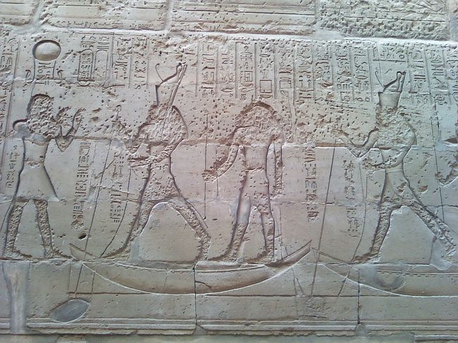 ホルス神が、セト神に復讐する物語がかかれたレリーフ。
