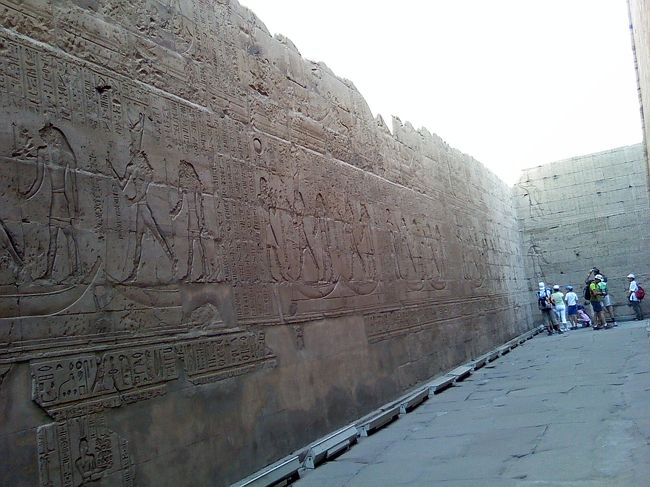 奥の回路には同じレリーフが並んでます。<br />ホルス神がセトを退治するシーンが何度も何度も。<br />よっぽど恨みが深かったみたい。