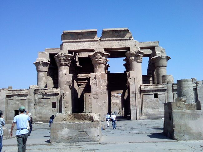 続きまして、バスで1時間ほど移動して、<br />11:30ごろ、ナイル川を見下ろす丘の上に立つ、コムオンボ神殿へ。<br /><br />ホルス神とソベク神（ワニの姿の神様）を祭っていて、<br />左右対称に入り口が2個あり、至聖所それぞれ別。<br />