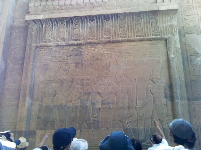 プトレマイオス13世が、トト（トキ）神やホルス神などの神々から、<br />浄めの儀式を受けているレリーフ。