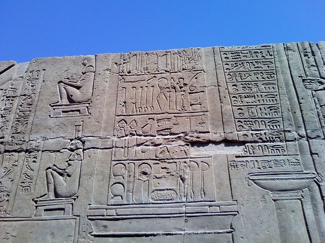 回路の奥には、医療道具が描かれた珍しいレリーフ。<br /><br />右のカルトゥーシュには、薬を何錠飲めば良いなど書かれています。<br />真ん中は注射やハサミ、ピンセットなどの現代も使用されている医療道具が描かれてます。<br />何千年も昔にこんな医療道具があったなんて、ほんとに驚き！<br />左は女性の出産シーン。<br /><br />