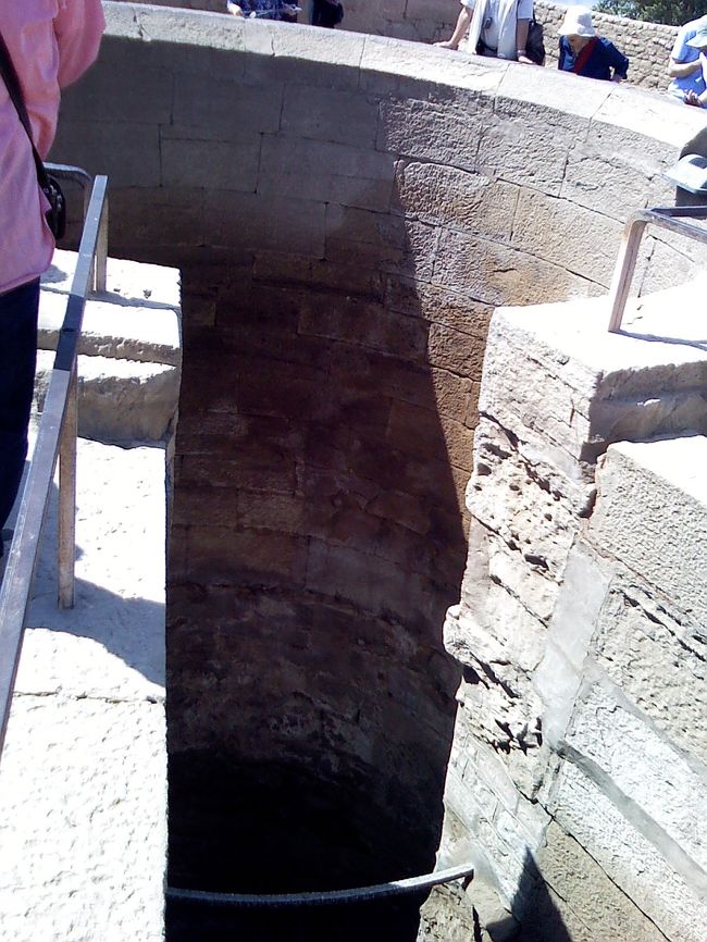 円形をしたナイロメーター。<br />ナイル川の水位を測って、洪水を事前に予測したそうです。<br /><br /><br />