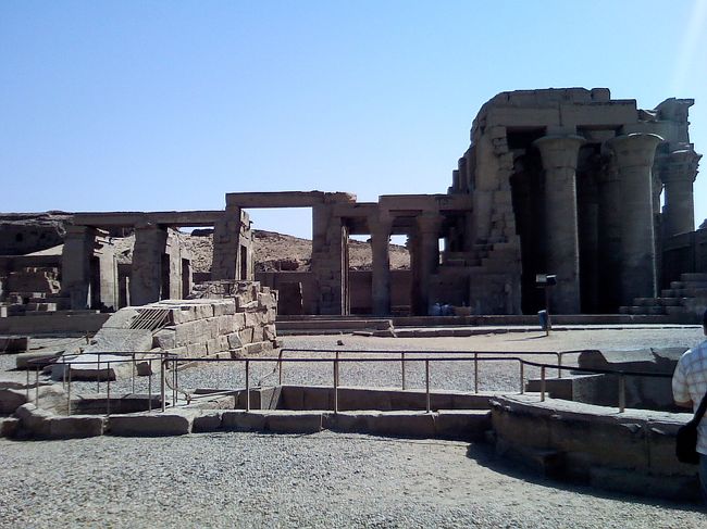 手前がナイロメーター、奥が横から見たコムオンボ神殿。