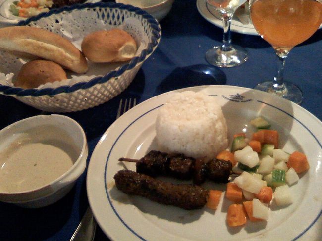 コムオンボを後にし、アスワンへ約45分のバス移動。<br /><br />13:30、アスワンのレストランで昼食です。<br />どんどん南へ下っていくので、暑さが増す。。<br /><br />日程表にはシシケバブ（羊肉の串刺し）って書いてあったけど、<br />コフタ（牛肉のつくね）のような気が・・？<br />美味しかったです。<br />相変わらず前菜のタヒーナ（ゴマのペースト）は口に合わない(￣∀￣)