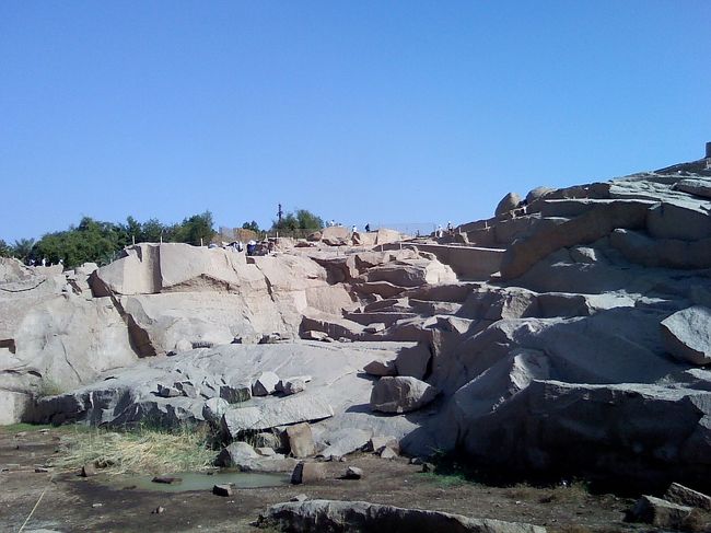 14:00、巨大なオベリスクの石切場へ。<br /><br />ココ大変です。。。<br />炎天下の中、一番上のほうまで上っていかないと、<br />オベリスクを見れないんです。。<br /><br />行ったらそこにオベリスクがあると思ってたから、<br />ちょっとビックリ(ﾟДﾟ )ｱﾗﾔﾀﾞ!! 