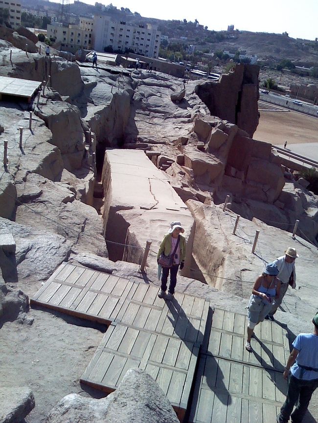 作成途中のこのオベリスク。<br /><br />オベリスクは一枚岩であること、<br />先端部はピラミッド状の四角錐であることなどが<br />条件らしい。<br /><br />このオベリスクは製作中にひびが入ってしまったために未完成のまま放置されてます。