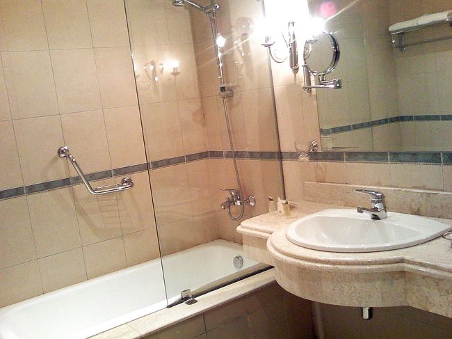 バスルーム。<br /><br />お湯がちゃんと出ます。水が逆流しません。<br />エジプトにおいては、これだけで素晴らしい（笑）<br />拡大鏡があって、これも嬉しいサービス♪<br /><br />お風呂に入るときも気が抜けません。<br />シャワーを浴びるときに水が口に入らないように気を使いました（笑）<br />歯を磨いてゆすぐときも、ミネラルウォーターで。<br /><br />ここまで徹底したのが良かったのか、お腹を壊すことはなかったです♪