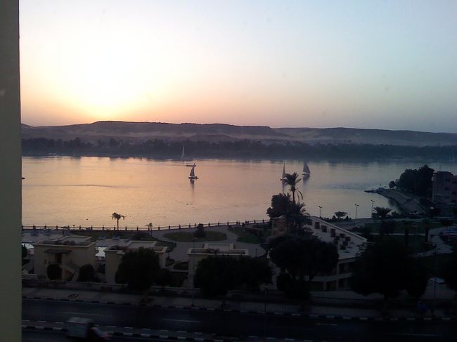 夕暮れ時の部屋からの眺め。<br /><br />アスワン名物のファルーカ（帆掛け舟）が<br />ナイル川に浮かんできれい。