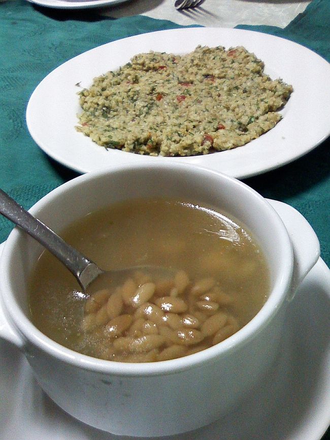 18:30、ホテルを出発してアスワンのレストランへ。<br /><br />2日目にも食べた、麦状のパスタが入ったチキンスープ。<br />これは美味しいと記憶してたのでペロリ。<br /><br />奥にあるのはタヒーナみたいなペースト状のもの。<br />これは初めてチャレンジしたけど･･･ダメだったぁ(РД`q) <br />なんとも言えない味。。味があるようなないような・・。