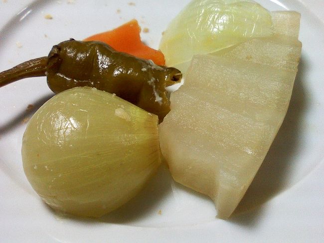 トルシー（野菜のピクルス）。<br />衝撃的な味でした。<br />めっちゃしょっぱい！！<br />そして辛い！！<br />お水がぶ飲みでしたぁ(ﾉ´∀｀*)