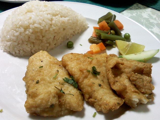 定番のエジプト料理って感じです。<br />すでに飽きてきちゃった。<br /><br />味の付いたゴハンに、<br />味の薄い蒸した野菜の付け合せ。<br />これにメインが肉や魚に変わるだけです。<br /><br />この日のメインは白身魚のフライ。<br />このお魚･･･汚いナイル川で獲れた魚かな？なんて<br />考えちゃうと食べれなかった（笑）<br />