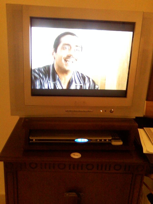 1時間の買い物を終えクタクタで<br />ホテルの部屋に戻りテレビをつけると<br />エジプトのホームドラマが。<br /><br />テレビの下をよくみたらDVDデッキがありました♪<br />高級ホテルはちょっと違う！？（笑）<br /><br />この日も早々と20:00就寝♪