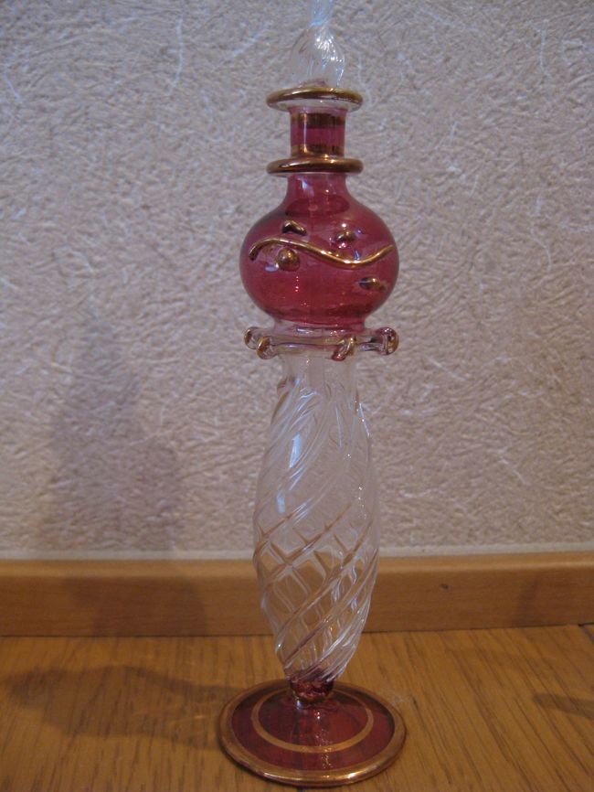 夕食後、アスワンのスーク（市場）へ同行してあげるってガイドさんが言ってくれたので、お願いしてたのに。。<br /><br />イベロテル内で香水瓶屋さんを発見♪<br />ツアーのおばちゃんが安くて良かったよ〜と推薦してくれたので、ここで買い物を済ませちゃいました。<br />ガイドさんごめんなさい(｡-人-｡) <br /><br />値段交渉した結果、全部で9点を280エジプトポンド→250エジプトポンドに♪<br />一応、綿を詰めて、しっかりした箱に入れてくれました。<br />（家に帰ってスーツケースあけたら、割れたのもあったけど）<br /><br />女性店員さんもそこまで強引じゃないし、<br />娘ちゃんも可愛くていいお店でしたよ☆