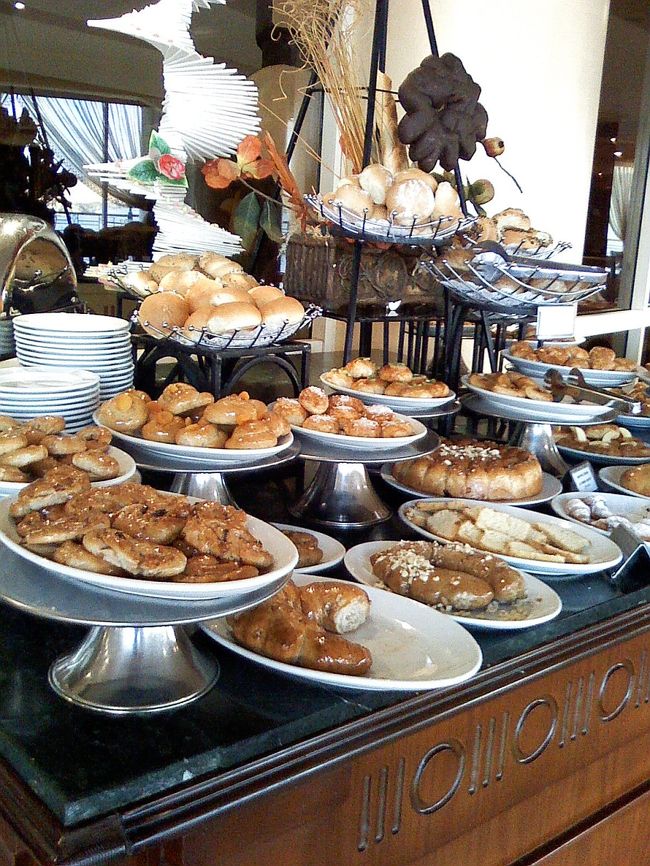 6:00起床。<br />6:30にイベロテル内の朝食バイキングへ。<br /><br />パンがたくさん！どれも美味しいです。