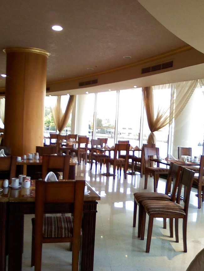 イベロテルの朝食レストランは、<br />円形になっていて、雰囲気良いです♪