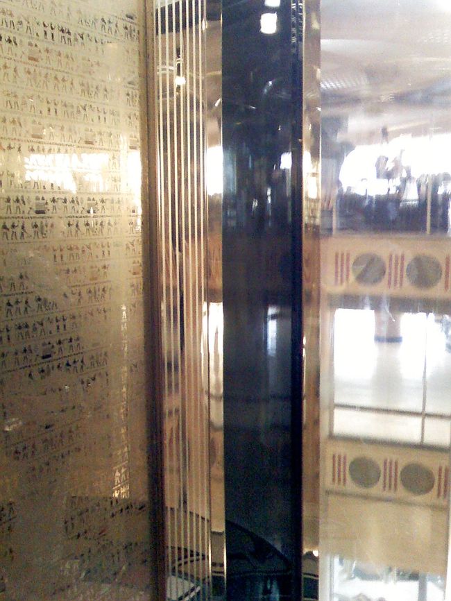 中央にあるエレベータは金ピカ☆<br />古代エジプト人が細かく描かれてました。