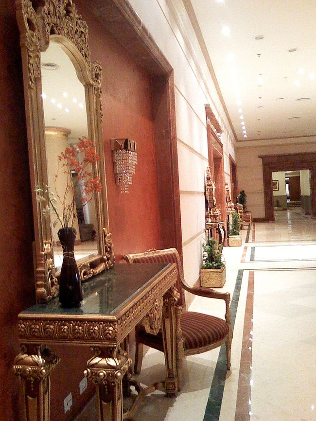 出発まで時間があったので、<br />イベロテル内を散策。<br /><br />ここはロビー。