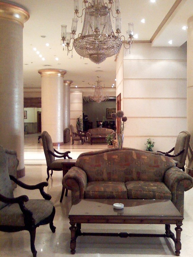 ロビーのソファ。<br />ホテルにはプールがないみたいで、<br />テニスコートがありました。<br /><br />人がいなくてのんびりしてて良いホテルです。