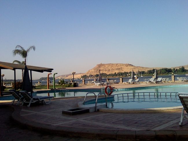 イベロテルの玄関を出ると、地下階段があり、<br />地下を歩いていくと、ナイル川沿いに出ます。<br /><br />プールがあるし、<br />どこかのホテルの敷地内に入っちゃったのかしら。