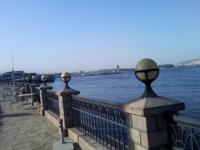 ナイル川沿いをお散歩。<br />朝は涼しいし気持ちがいいです♪