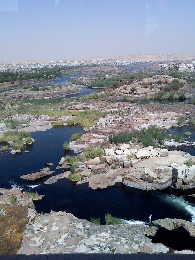 ホテルの部屋でゴロゴロ過ごして、9:45に出発。<br />明日から超ハードになるので、今のうちに体を充電☆<br /><br />アスワンハイダムに向かいます。