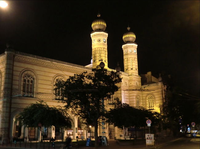 夜のシナゴーク。昼間とは違った雰囲気です。