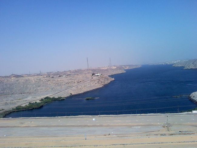 アスワンハイダム到着。<br />琵琶湖の7.5倍の面積があります。<br />いくつもの村を壊することもあったナイル川の氾濫を避けるために作られたそう。