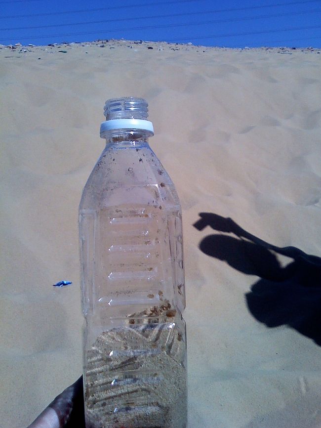 空港に向かう途中、エジプトの砂を採取しに。<br /><br />ここの砂はサラサラしているため、<br />ピラミッドの砂を持ち帰るよりオススメらしく、<br />立ち寄りポイントになっているみたい。