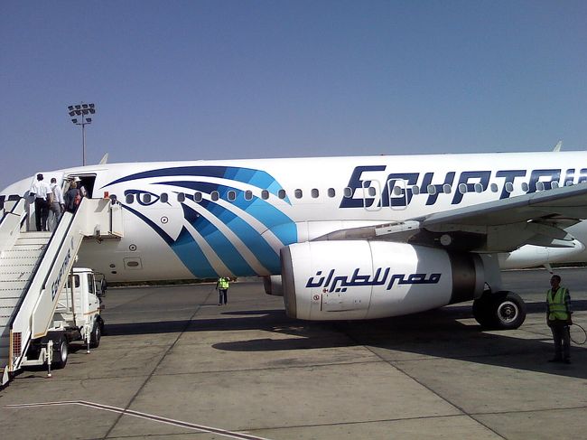 10:30ごろ、アスワン空港着。<br /><br />12:00に、アスワンを出発するはずだったエジプト航空。<br />エジプト時間では当たり前らしく、<br />1時間遅れの13:00にようやく旅立ちました（笑）<br /><br />小腹が空いた時に、日本から持参した野菜ジュースとお菓子はこんなときお役立ち♪<br /><br />アスワン〜アブシンベルまで<br />たった45分搭乗するだけなんだけど、<br />搭乗チェックとかなんだかんだ疲れました。<br />バス移動のツアーのほうが楽かも。