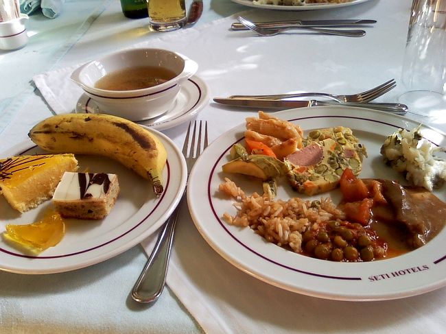 14:00、ようやく宿泊ホテルへ到着。<br />昼食はホテル内のバイキング。<br />特に牛肉の煮込みが美味しかったのでおかわり♪<br />やっぱり食後は、安心安全のバナ〜ナで決まりです☆