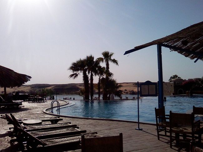 宿泊は、4つ星のセティ泊。<br />アブシンベルにはホテルが2つくらいしかないみたい。<br />数年前にやっとホテルが出来たんですって。<br /><br />プールと海が一体になってステキ♪