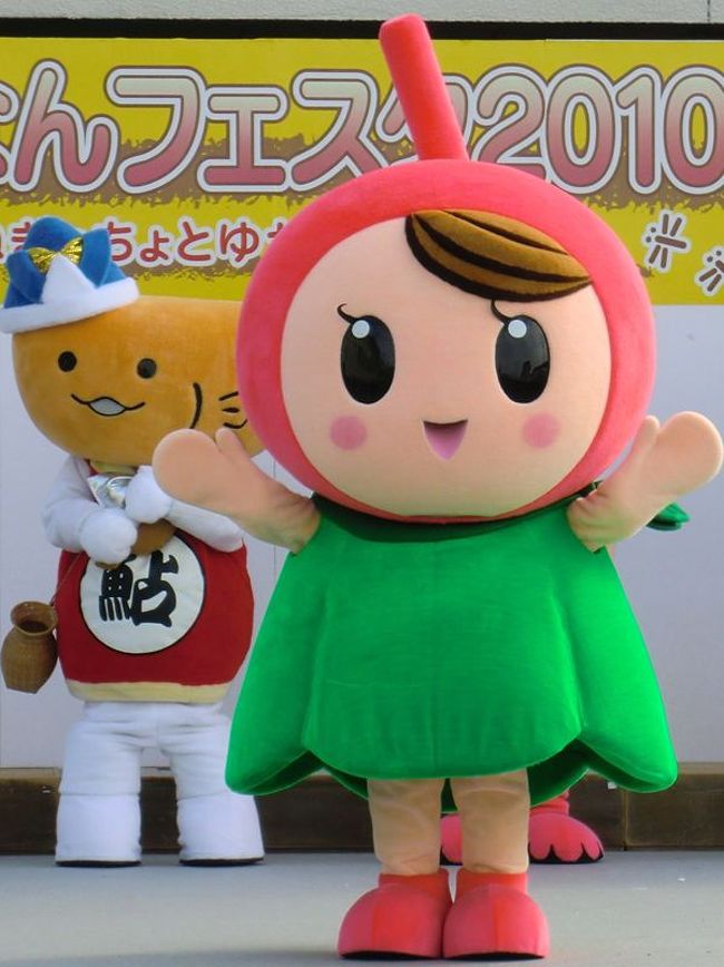 サーラちゃん♪（県民ふれあい会館）<br /><br />横向くと♪になってます。<br /><br /><br />公式ページ<br />http://www.gifu-fureai.jp/sala/sala.html<br />ピアノが弾けて、歌が歌えます。<br />八分音符なので結構激しい曲がお好き！？<br />そして指が大きいので特注のピアノ？<br />