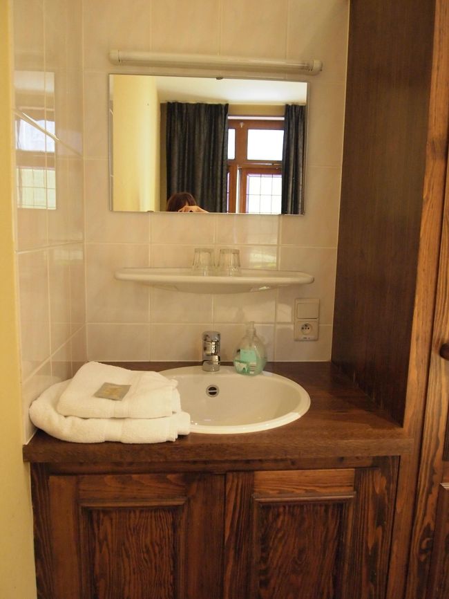 部屋にはシンクも付いてます。<br /><br />少し休んだら、とりあえず一番の目的、<br />目の前のノートルダム大聖堂へ！