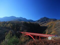 八ヶ岳高原ラインを使って清里高原へ戻りました

定番の赤い橋（東沢大橋）へ
噂では清里で最も紅葉が美しい場所ということだったのですが…標高が高いからか、このあたりの紅葉はピークを過ぎてしまっているようです。たいしたことはありませんでした。