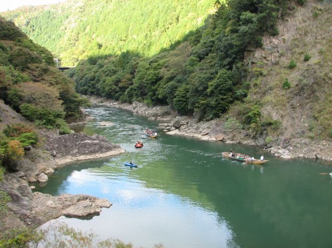 眼下に流れる保津川の緑に癒されます。