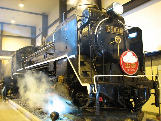 館内はSLが展示されています。