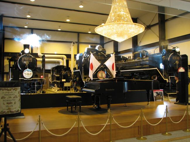 豪華なシャンデリアがあります。汽笛の音が響き渡りノスタルジーを感じます。カフェも併設されていますので一休みしました。