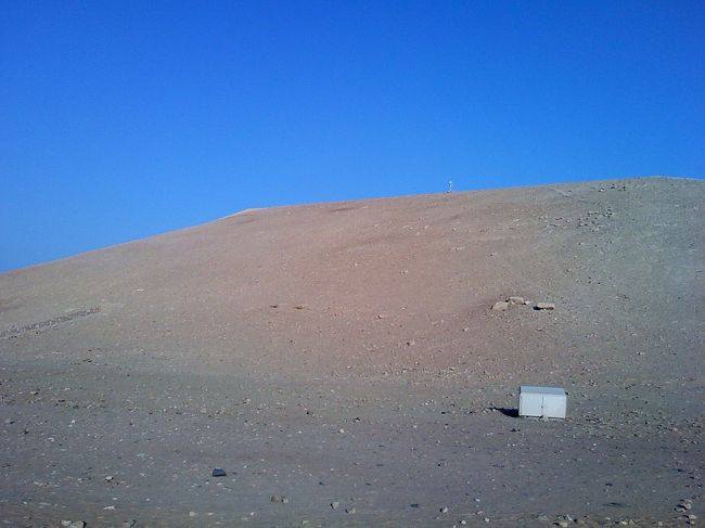 15:45、ホテル出発！<br />世界遺産アブ・シンベル神殿観光へ向かいます♪<br /><br />アブ・シンベル神殿は今回の旅で一番行きたかったところなのでテンション上がります☆<br /><br />これは、アブ・シンベル神殿の裏側。<br />何にもない(*´ｪ｀*∩ 