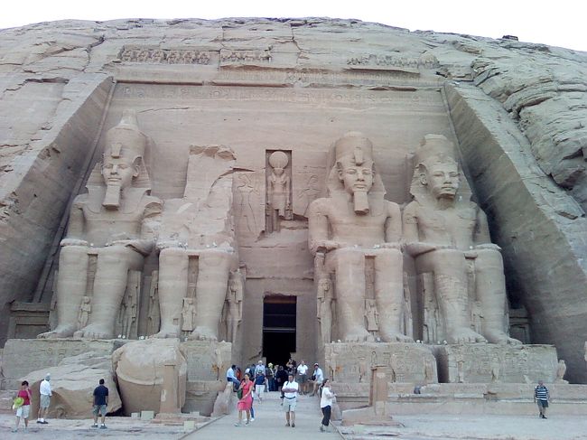 この神殿は、アスワンハイダム建設時に水没の危機にさらされたけど、ユネスコに救済されました。<br />救済されければ、今頃ダムの底に沈んでたんだなぁ。。<br /><br />4年間かけて、ブロックを切断して、もとの位置より60ｍ上にそのままそっくり移動。スゴイ〜。<br /><br /><br />