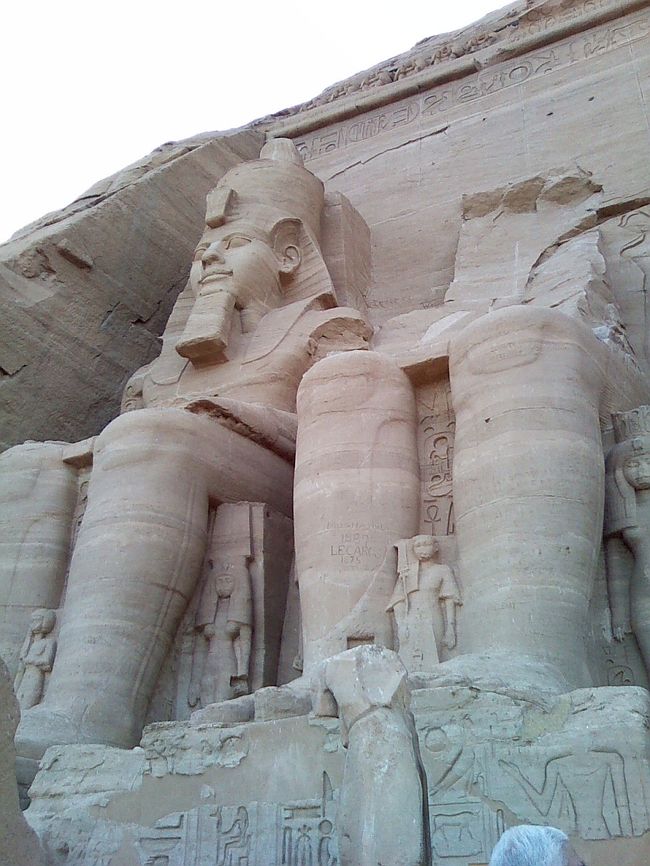 巨大な座像は、全部ラメセス2世。<br /><br />ラメセス2世は子供100人以上の子供をもうけ、<br />古代エジプト最強、建築王と呼ばれていました。<br /><br />この神殿は、ラムセス2世の偉業を誇示するレリーフがたくさん！<br />自己誇示欲が相当強かったみたいです。