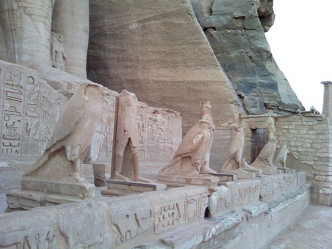 足元にはホルス神。