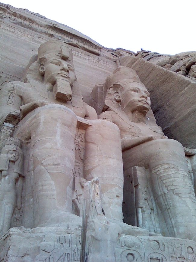 ラムセス２世像の足元には、子供達や、<br />ラムセス２世が寵愛した、正妻のネフェルタリの彫刻も。