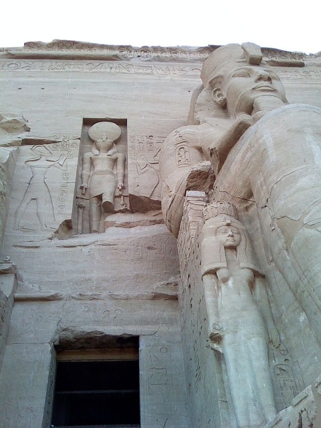 神殿入り口真上には、入口上部にはラー・ハラクティ神。